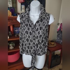 Black & White collar blouse No Boundaries  size sm 3-5